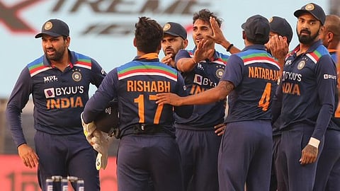 ODI: ভারতের ৩২৯ রানের জবাবে ৬ ওভারে ২ উইকেট হারিয়ে ইংল্যান্ডের সংগ্রহ ৪১