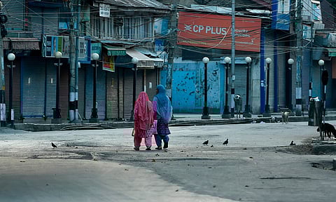 Kashmir: লকডাউন বাড়ায় উপত্যকায় আথির্ক কষ্টে দিন কাটাচ্ছেন খেটে-খাওয়া মানুষরা