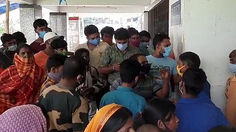 হরিশচন্দ্রপুর গ্রামীণ হাসপাতালে ভ্যাকসিন না পেয়ে বিক্ষোভ
