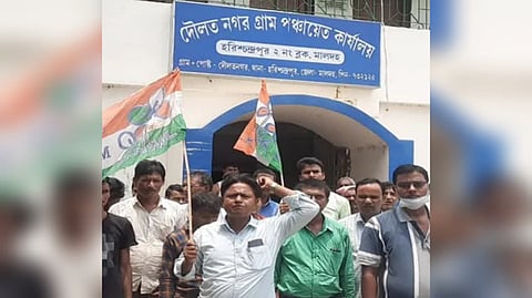 নিজের দলের পঞ্চায়েত সদস্যদের কাছেই কাটমানি চাইছেন তৃণমূলের ব্লক সভাপতি, বিক্ষোভ পঞ্চায়েতে