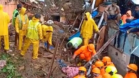 লাগাতার বৃষ্টিতে মুম্বাইতে ধস, চলছে উদ্ধারকাজ