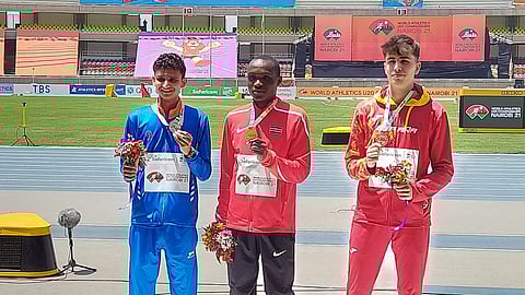 পদক সহ অমিত ক্ষেত্রী