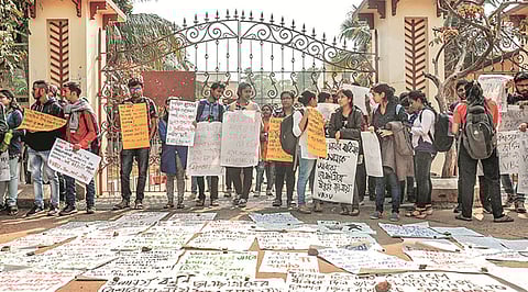 উপাচার্যের বাংলোর গেটে তালা, বিশ্বভারতীর ৩ পড়ুয়াকে বহিষ্কারের বিরুদ্ধে আজ SFI-র মিছিল