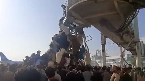 কাবুল বিমানবন্দরে দেশ ছাড়তে চেয়ে আফগান নাগরিকদের ভিড়