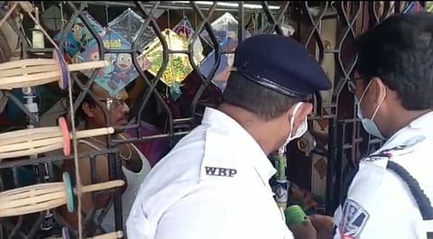 বিশ্বকর্মা পুজোর দিনে 'চিনা মাঞ্জা' রুখতে ঘুড়ি ব্যবসায়ীদের দোকানে পুলিশের হানা
