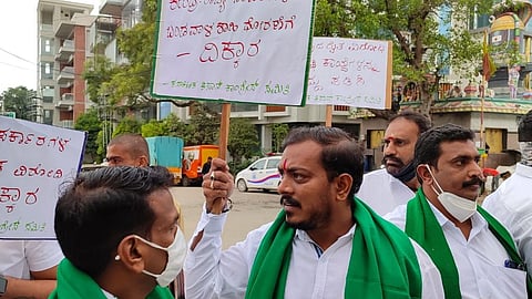 ভারত বনধের সমর্থনে কর্ণাটকে রাস্তায় কংগ্রেসের বিক্ষোভ