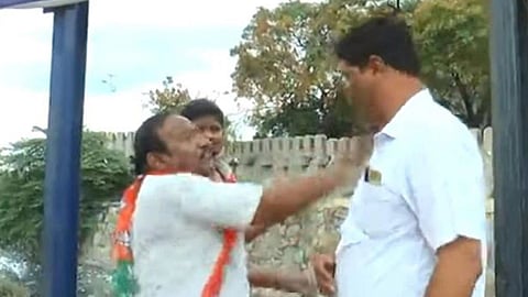 বিক্ষোভে কুশপুতুল পোড়ানোর অনুমতি না দেওয়ায় পুলিশকে চড়, নিগ্রহ BJP নেতার
