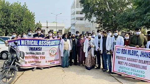 দিল্লির চিকিৎসকদের সমর্থনে ঝাঁসিতে বিক্ষোভ