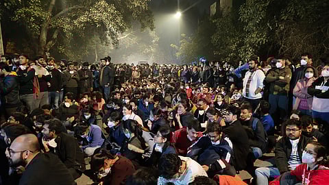 সরোজিনী নগর থানায় আটক হাজার হাজার ডাক্তার