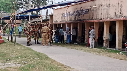 বোচাহান কেন্দ্রের একটি বুথে ভোটারদের লাইন 