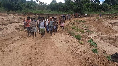 বেআইনি বালি তোলার বিরুদ্ধে গ্রামবাসীদের বিক্ষোভ