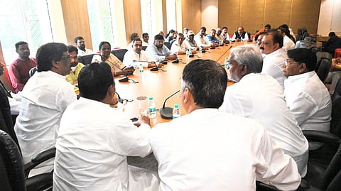 মন্ত্রীসভার সদস্যদের সঙ্গে বৈঠকে মুখ্যমন্ত্রী হেমন্ত সোরেন