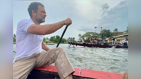নৌকা চালাচ্ছেন রাহুল গান্ধী