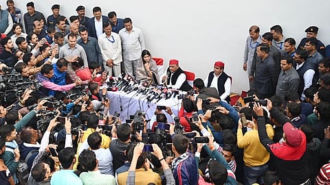 সাংবাদিক সম্মেলনে অখিলেশ যাদব