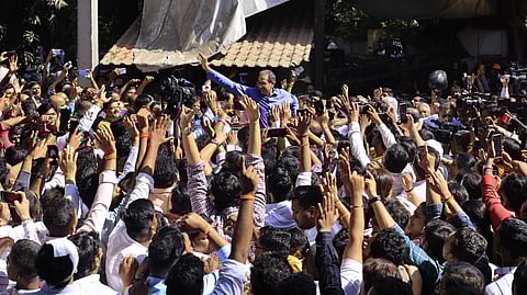 সমর্থকদের মাঝে উদ্ধব ঠাকরে