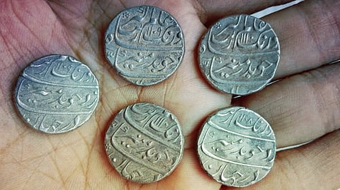 উত্তরপ্রদেশ থেকে উদ্ধার হলো প্রায় ৪০০টি মুঘল যুগের মুদ্রা!