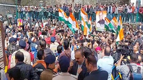 সিমলা পুরসভায় জয়ের পর কংগ্রেস কর্মীদের উল্লাস