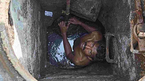 কলকাতা-সহ ছয় শহরে মানুষ দিয়ে নর্দমা পরিস্কার পুরোপুরি নিষিদ্ধ, কড়া বার্তা সুপ্রিম কোর্টের