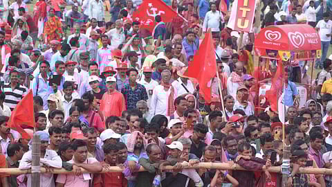 ব্রিগেডে ভিড় জমাচ্ছেন সাধারণ মানুষ 