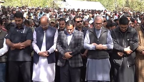জঙ্গী হামলায় নিহত সৈয়দ আদিল হুসেন শাহের শেষ যাত্রায় মুখ্যমন্ত্রী ওমর আবদুল্লা