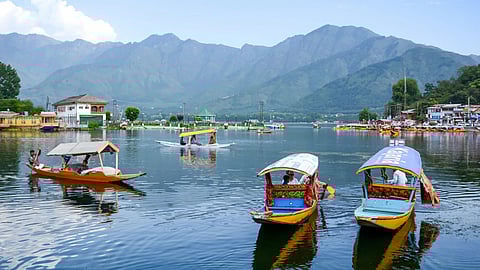 Jammu and Kashmir: পহেলগাঁও আবহে ফের জঙ্গি হামলার আশঙ্কা জম্মু-কাশ্মীরে! বন্ধ করা হল ৪৮টি পর্যটনস্থল