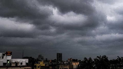 বঙ্গোপসাগরে নিম্নচাপের ভ্রূকুটি! আগামী সপ্তাহে ঝড়বৃষ্টির পূর্বাভাস রাজ্যজুড়ে, তবে ভ্যাপসা গরমও থাকবে