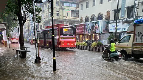 বৃষ্টিতে বিপর্যস্ত মুম্বাই
