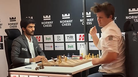 ডি গুকেশ এবং কার্লসেন