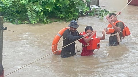চলছে উদ্ধারকাজ
