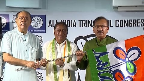সুব্রত বক্সী (বাঁদিকে), শঙ্কর মালাকার এবং অরূপ বিশ্বাস (ডানদিকে)