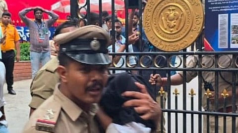 সকলের বয়স ৪০-র নীচে, পদপিষ্ট হয়ে মৃতদের তালিকায় ১৩ বছরের এক কিশোরী! বেঙ্গালুরুতে শোকের ছায়া