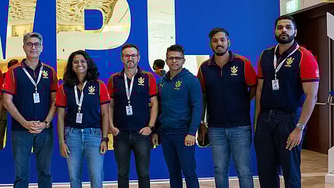 নিখিল সোসালে (একদম ডানদিকে)