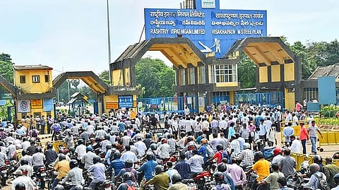 বিশাখাপত্তনম স্টিল প্ল্যান্টের গেটে শ্রমিক বিক্ষোভ
