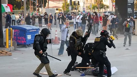 লস এঞ্জেলসের রাস্তায় চলছে বিক্ষোভ