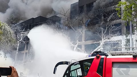 বিমান দুর্ঘটনার পর আগুন লেগেছে বহুতলে