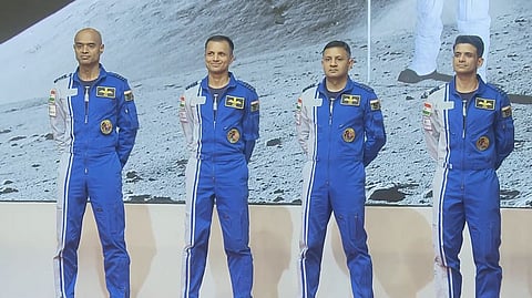 শুভাংশু শুক্ল (ডান দিকে)-সহ চার মহাকাশযাত্রী