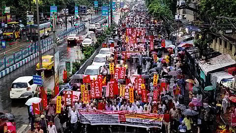 সোমবার কলকাতায় ৯ জুলাই ধর্মঘটের সমর্থনে বিভিন্ন শ্রমিক সংগঠনের মিছিল