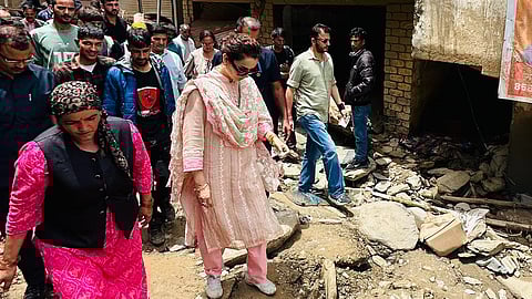 মান্ডির বিপর্যস্ত এলাকা খতিয়ে দেখেন কঙ্গনা 