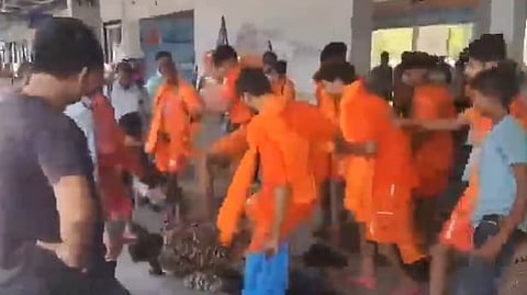 মির্জাপুর স্টেশনে কাওয়ার যাত্রীদের হাতে আক্রান্ত সেনাকর্মী