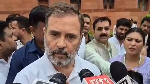 সংসদ ভবনের বাইরে সাংবাদিকদের মুখোমুখি লোকসভার বিরোধী দলনেতা রাহুল গান্ধী