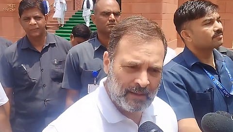 সংসদ ভবনের বাইরে সাংবাদিকদের মুখোমুখি রাহুল গান্ধী