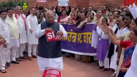 সংসদ ভবনের বাইরে বিক্ষোভরত বিরোধী সাংসদরা