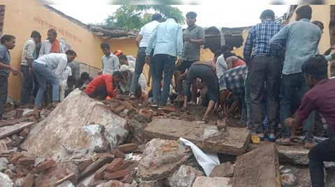 সরানো হচ্ছে ধ্বংসস্তূপ