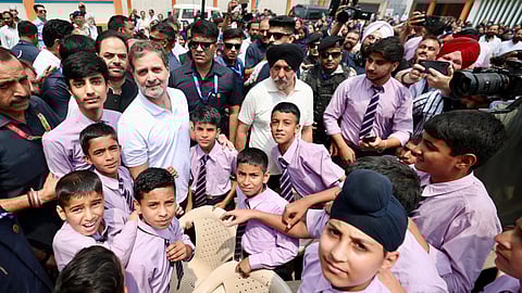 পুঞ্চে স্কুল পড়ুয়াদের সাথে রাহুল গান্ধী