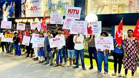 গত ১৯ জুলাই কর্ণাটক সরকারের প্রস্তাবিত কাজের সময় বাড়ানোর সিদ্ধান্তের বিরুদ্ধে আইটি কর্মীদের বিক্ষোভ