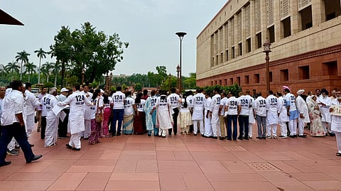 সংসদ ভবনের বাইরে বিরোধী সাংসদদের বিক্ষোভ 