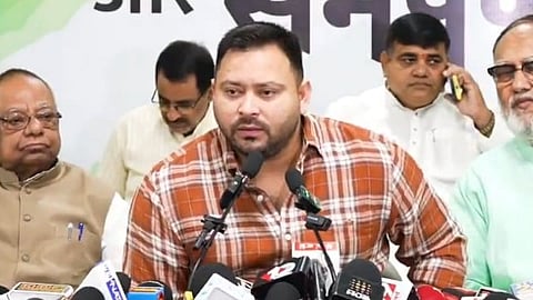সাংবাদিক সম্মেলনে তেজস্বী যাদব 
