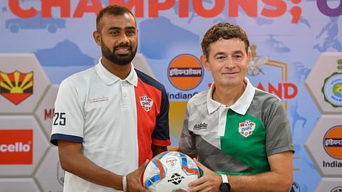ডায়মন্ড হারবার কোচ কিবু ভিকুনা (ডানদিকে)