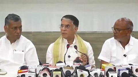 রবিবার পাটনায় সাংবাদিক সম্মেলনে কংগ্রেস নেতা পবন খেরা 