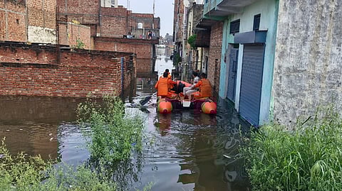 দিল্লির যমুনা বাজার অঞ্চল থেকে দুর্গতদের সরানোর কাজে এনডিআরএফ